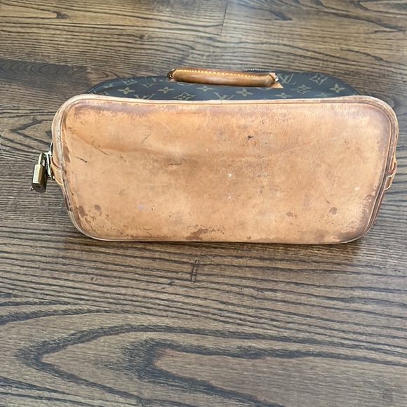 USED Louis Vuitton handbag. - Picture 2 of 7